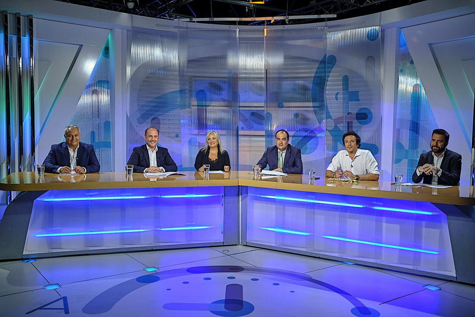 La mesa de debate con los cuatro candidatos y los dos moderadores.