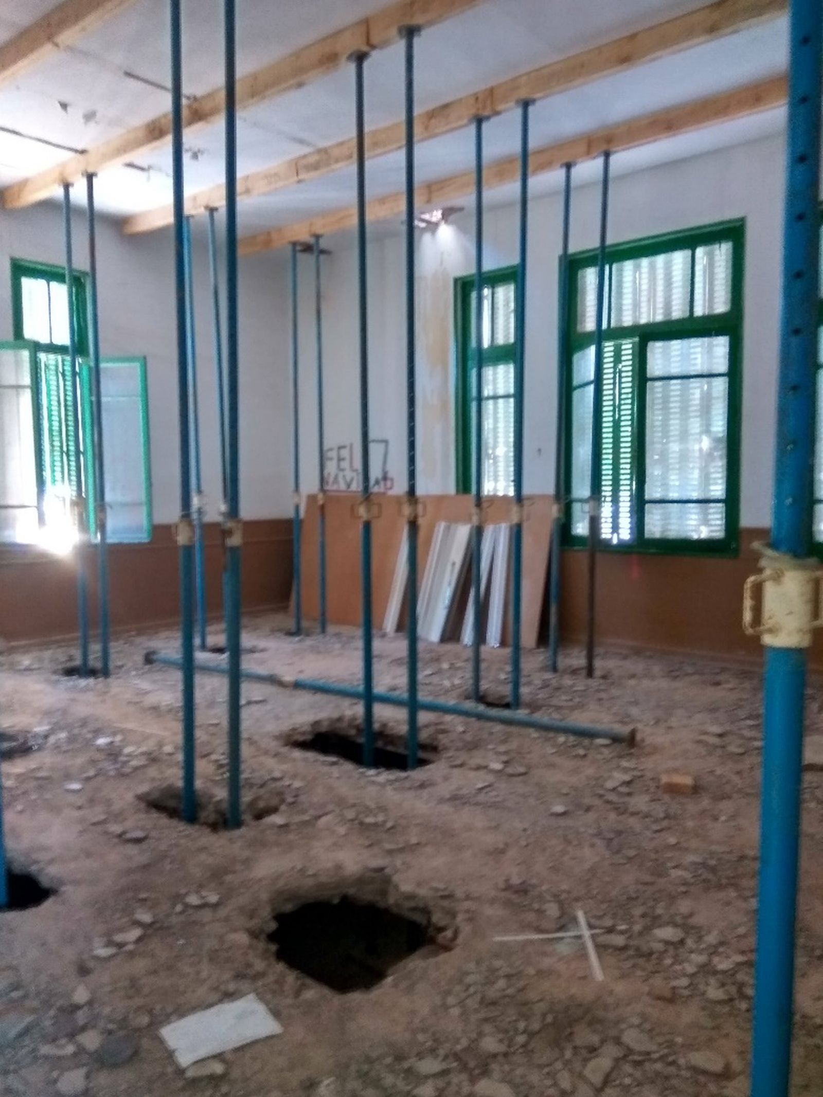 Estancia apuntalada en un piso superior.