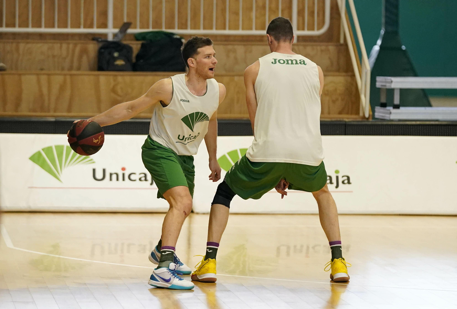 Gal Mekel pasa un bloqueo de Rubén Guerrero en Los Guindos.