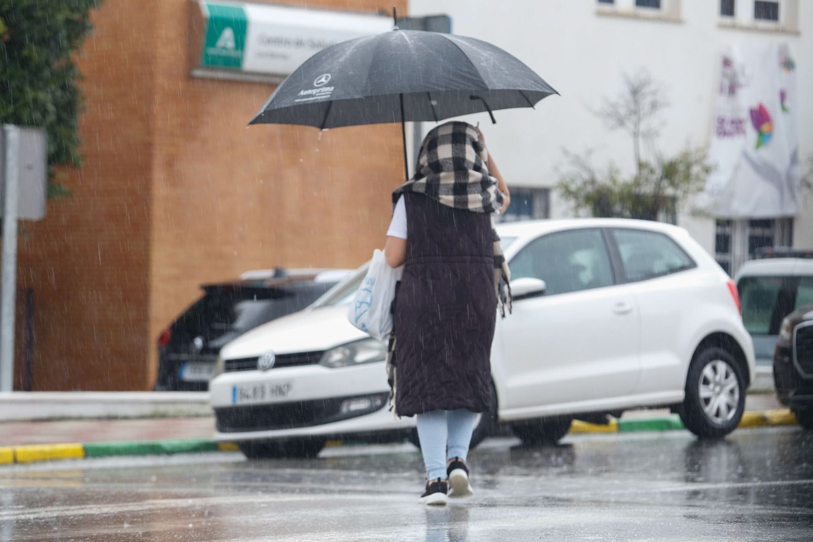Una mujer bajo la lluvia de la borrasca Francis.
