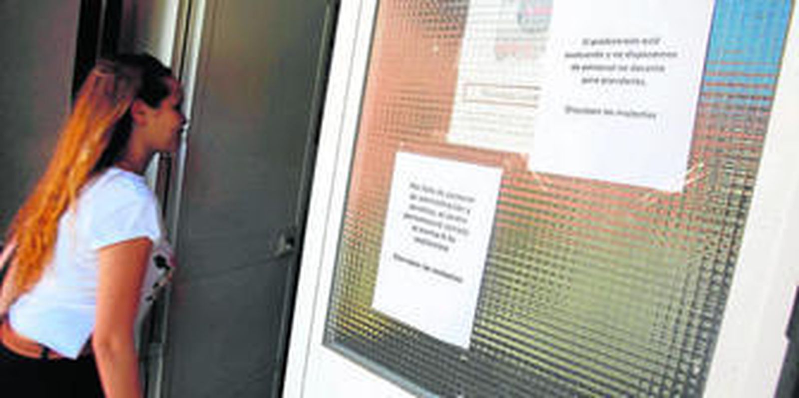 Imagen tomada ayer en la que se observa que en el SIPEP Entre dos aguas hay carteles que informan de la falta de personal no docente.