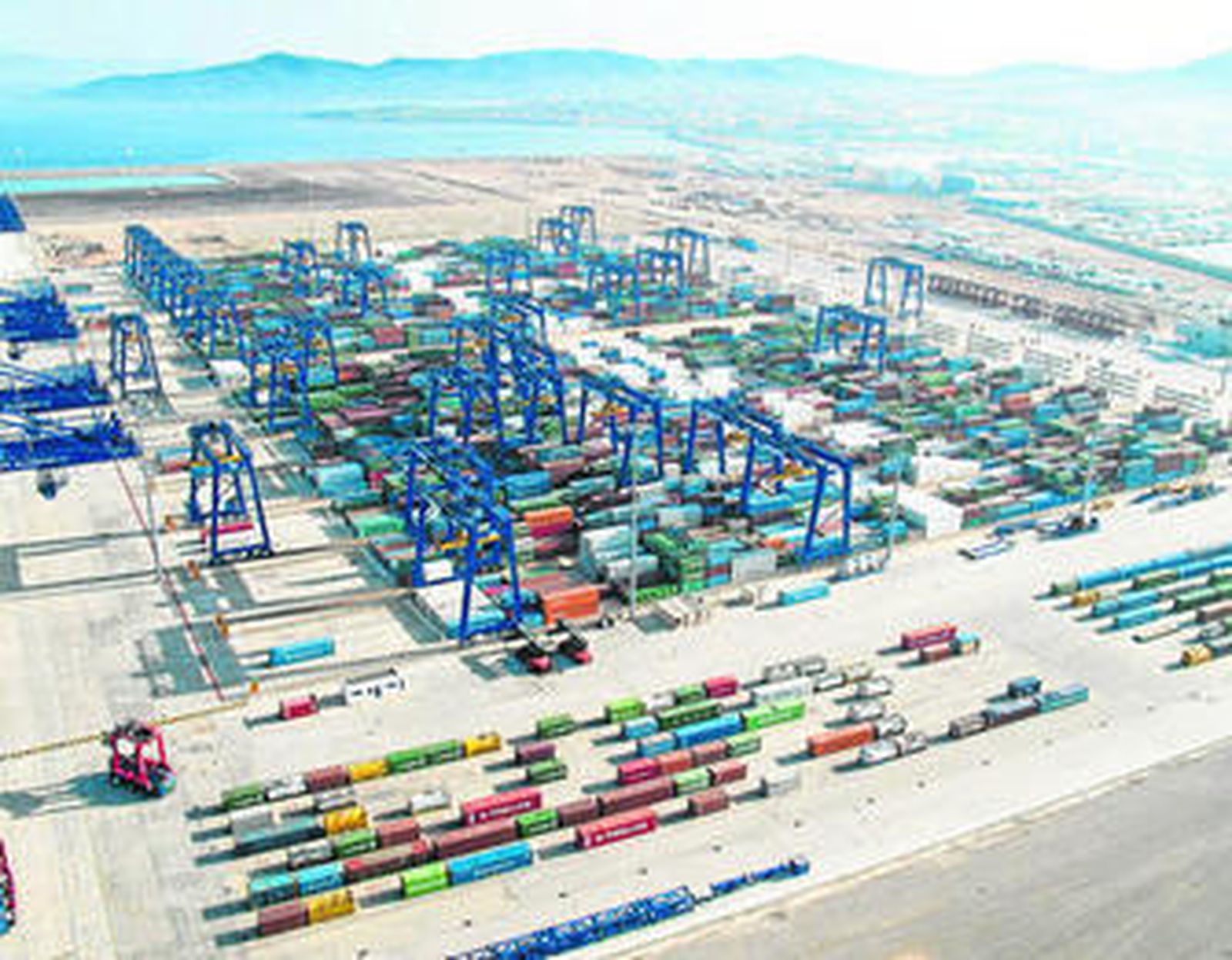 Imagen general aérea de la terminal de contenedores de TTI Algeciras.