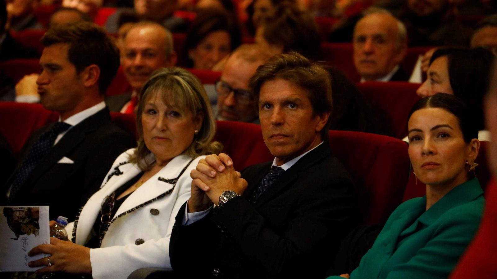María de los Ángeles Quesada junto a Manuel Díaz y Virginia Troconis en el acto de recuerdo de Manuel Benítez como Califa del Toreo