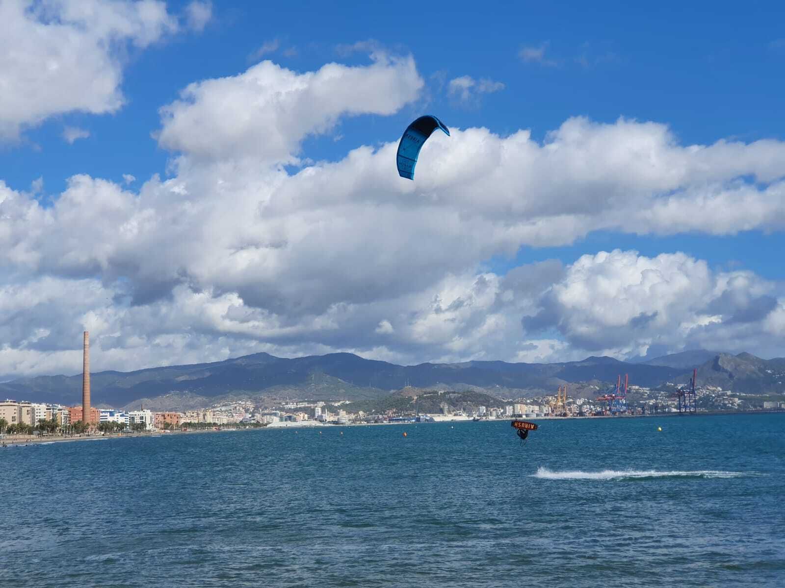 Domingo de kitesurf en la playa de Sacaba de Málaga, en fotos