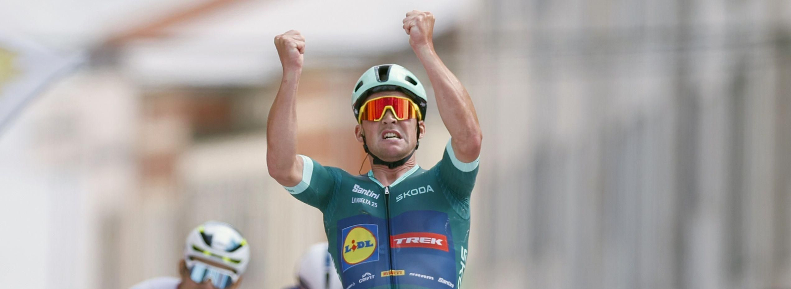 Mads Pedersen alza los puños para festejar su triunfo en Monforte de Lemos.