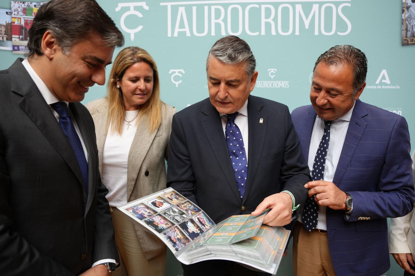 Ayala comenta con Sanz, Angie Moreno y Ricardo Sánchez los detalles de la colección.