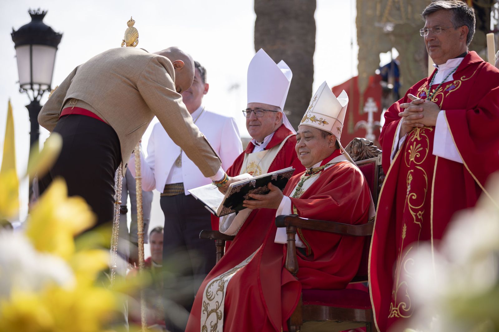 El Rocio 2023: Imágenes de la misa Pontifical del Domingo de Pentecostés
