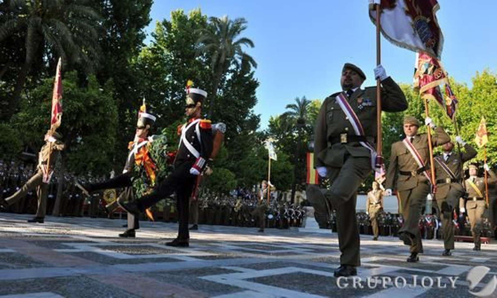 Las imágenes de la jura de bandera y el desfile militar del Día de San Fernando