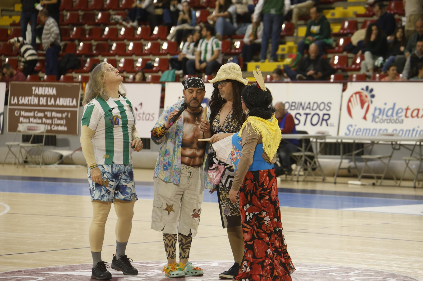Las mejores fotos del ambiente en Vista Alegre para el Córdoba Futsal - Palma.