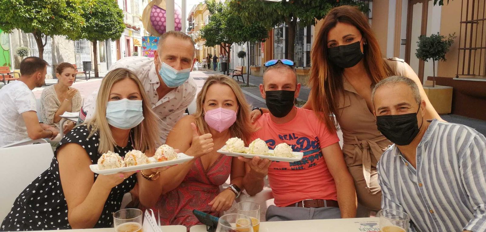Un grupo de amigos disfrutan de las tapas de ensaladilla en uno de los bares que participarán en la Ruta