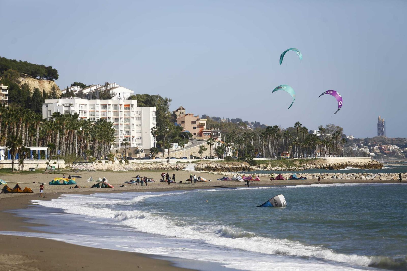 Aficionados al kitesurf, este lunes, en la costa de Málaga.