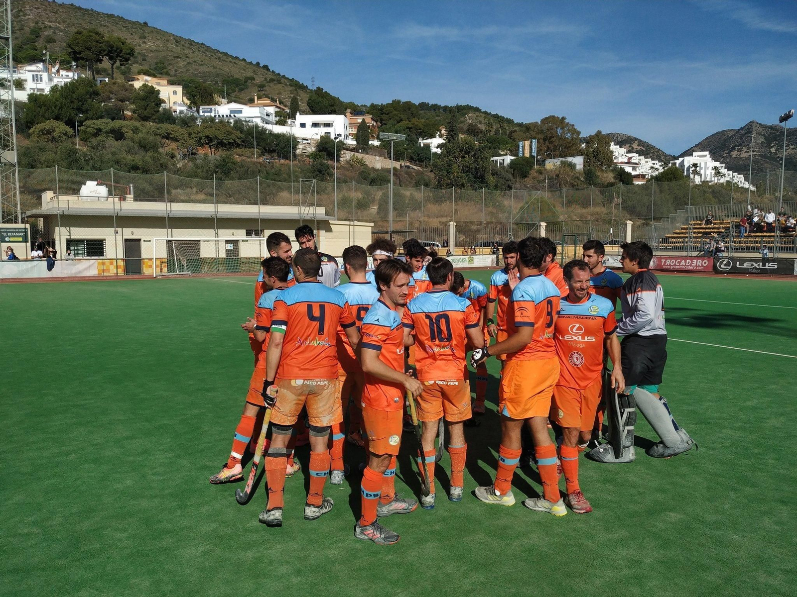 El Hockey Benalmádena celebra la victoria contra el Barrocas. El Hockey Benalmádena celebra la victoria contra el Barrocas.