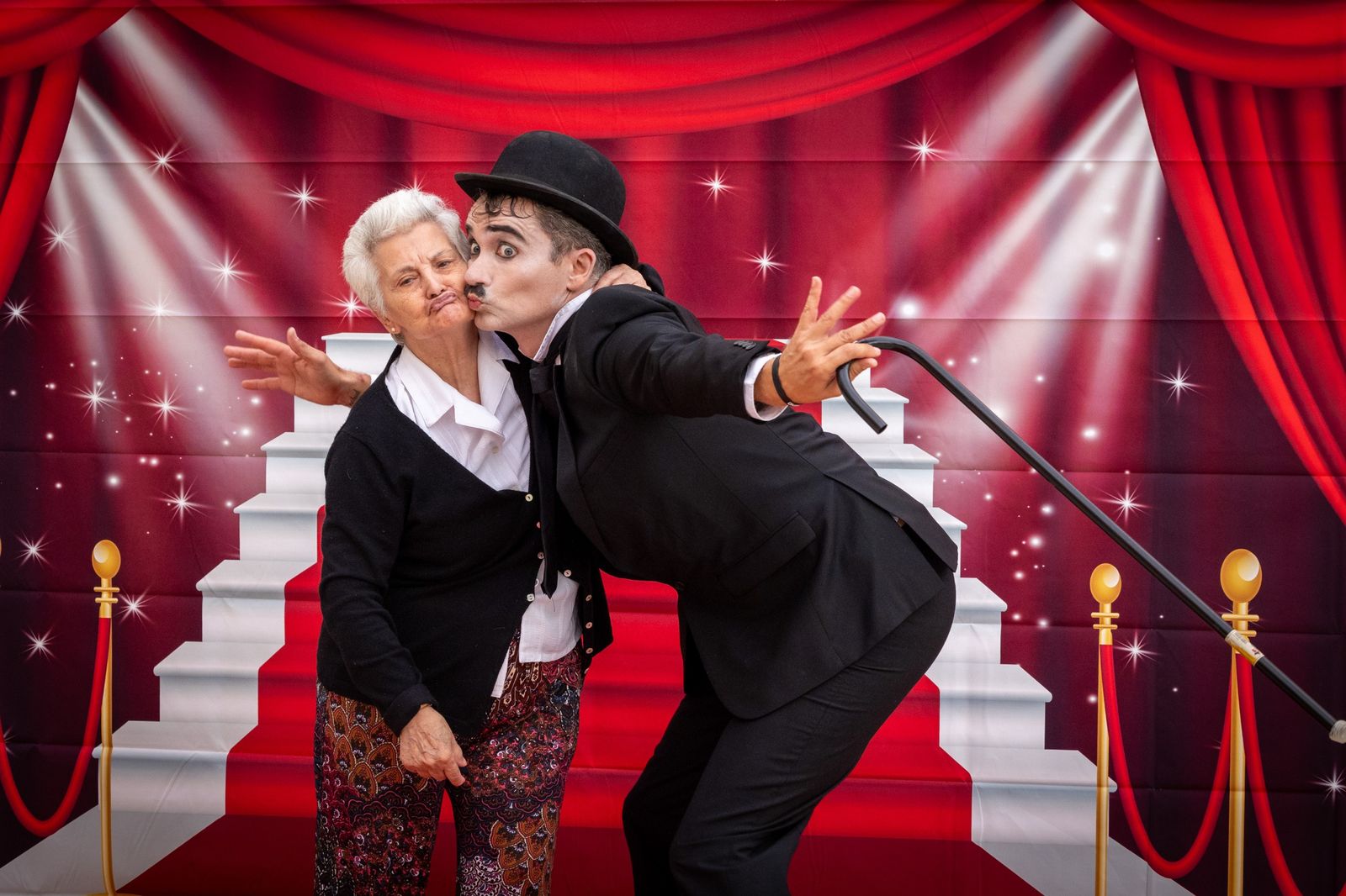 En imágenes, Charlot lleva la magia del cine a la residencia Fragela de Cádiz