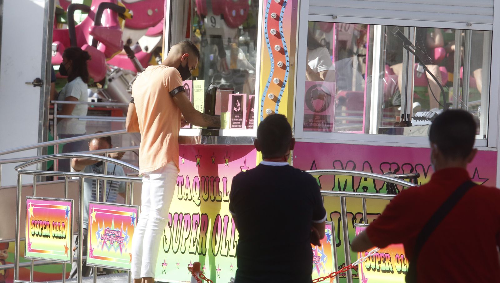 Primera jornada en el parque de atracciones de El Arenal, en imágenes