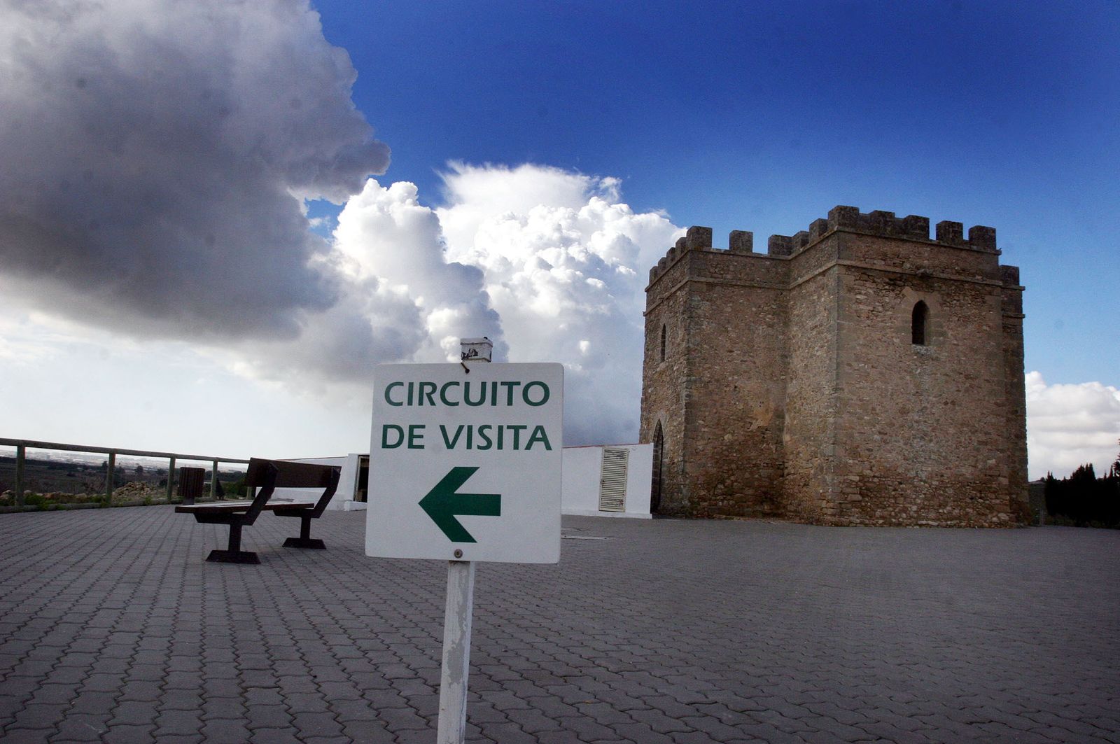 Una imagen del acceso al yacimiento arqueológico de Doña Blanca.