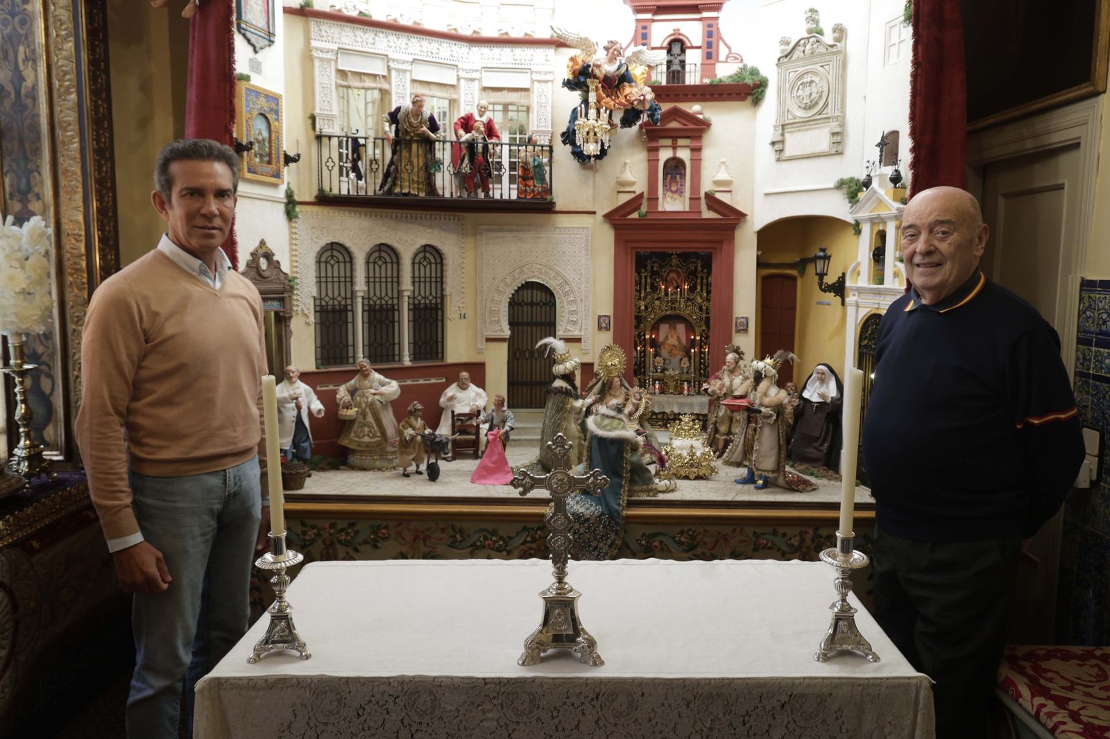 Rogelio Gómez Usín y su padre, Rogelio Gómez Trifón, ante el precioso Belén que se admira desde el zaguán de la calle Tomás de Ybarra, 14.