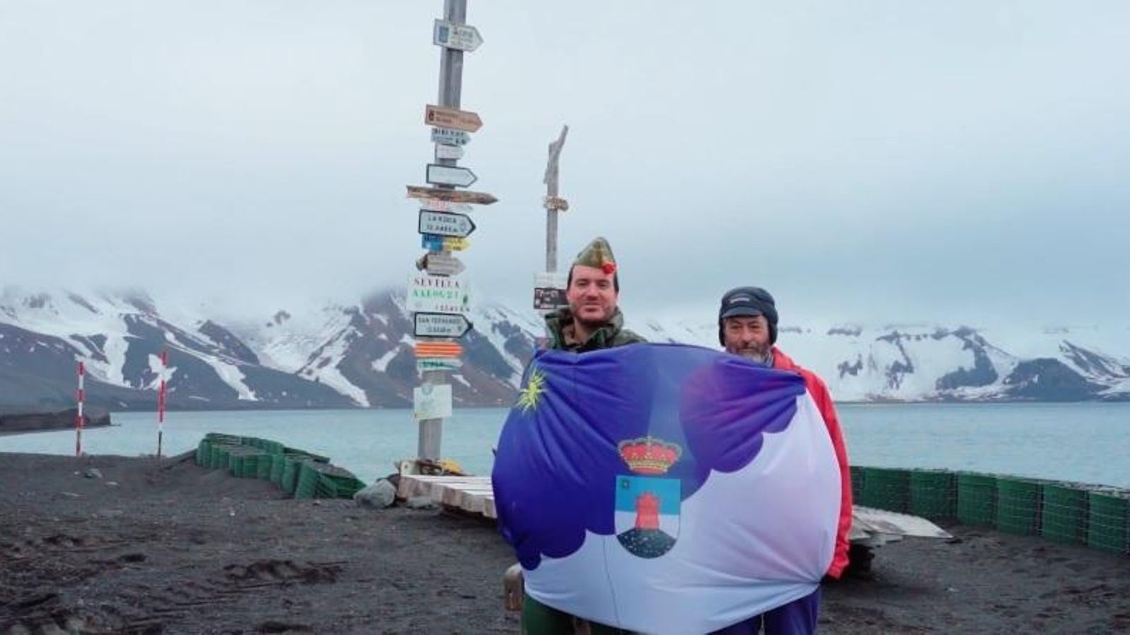 Óscar Garrido con la bandera de Roquetas de Mar.
