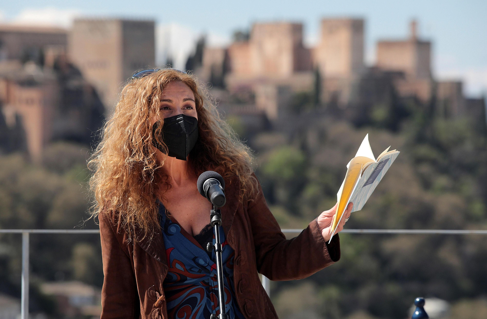 La autora Marga Blanco recita un poema en la Chumbera