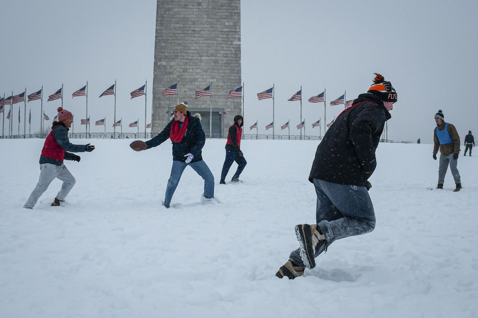 Las gélidas y blancas imágenes que deja la tormenta monstruosa en los EEUU