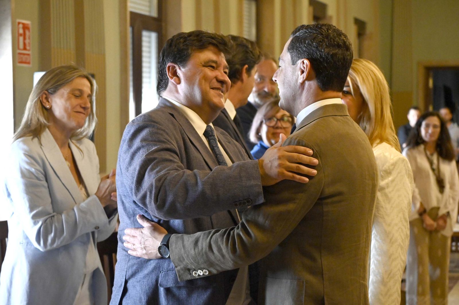 Visita de Juanma Moreno al Ayuntamiento de Huelva, en Imágenes