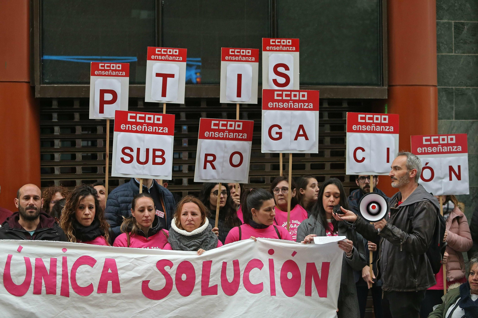 Los técnicos de integración y los intérpretes de lengua de signos, ante la Subdelegación de la Junta en Algeciras.