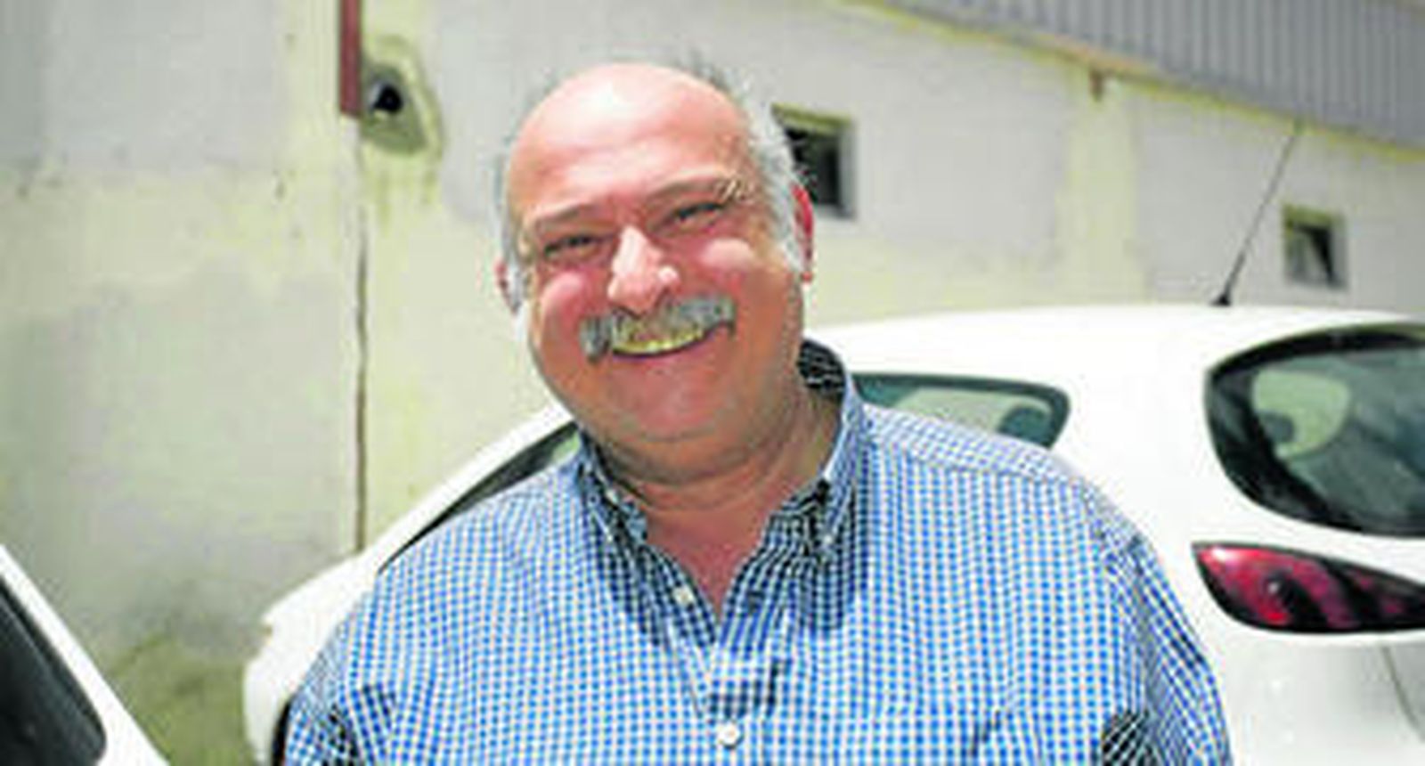 Antonio Bretones trabaja junto a sus hijos y esposa en la granja Huevos Bretones, ubicada en la carretera de Sierra Alhamilla.