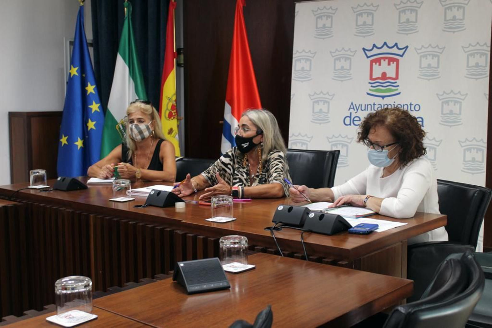 Josefa González Bayo reunida con directoras de centros de educación infantil del municipio.