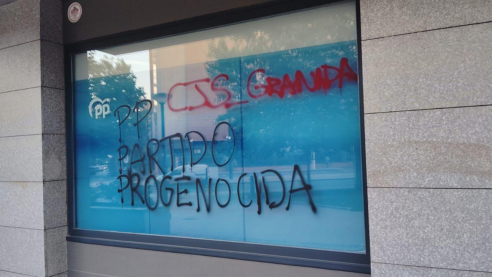 Imagen de la pintada realizada en la sede del PP de Granada