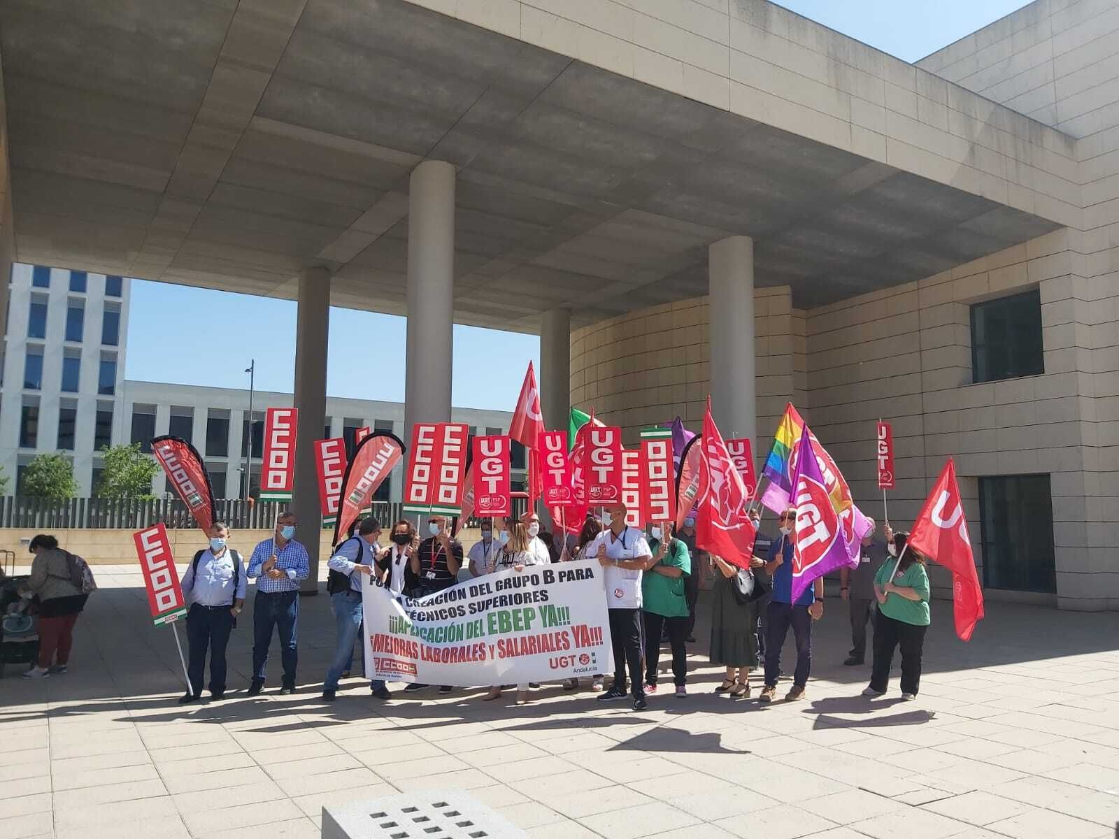 Concentración de UGT en Granada para exigir mejoras para el colectivo de técnicos superiores sanitarios.