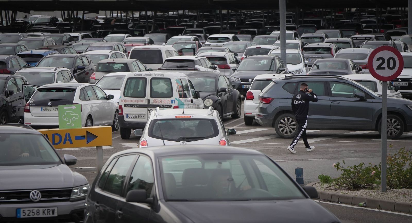 Imágenes de la gran afluencia de vehículos a los centros comerciales en Jerez