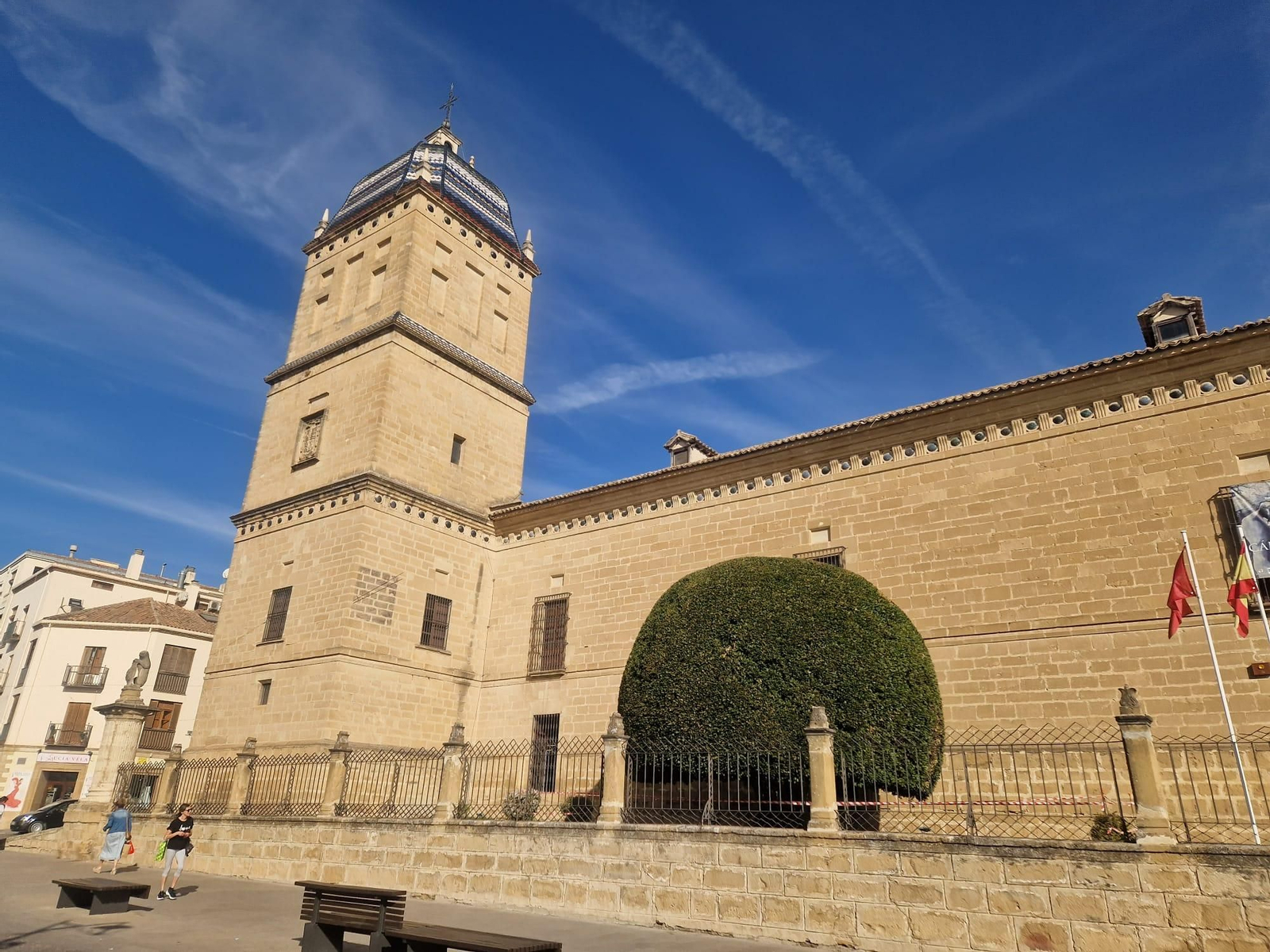 Laurel situado en la lonja del Hospital de Santiago.