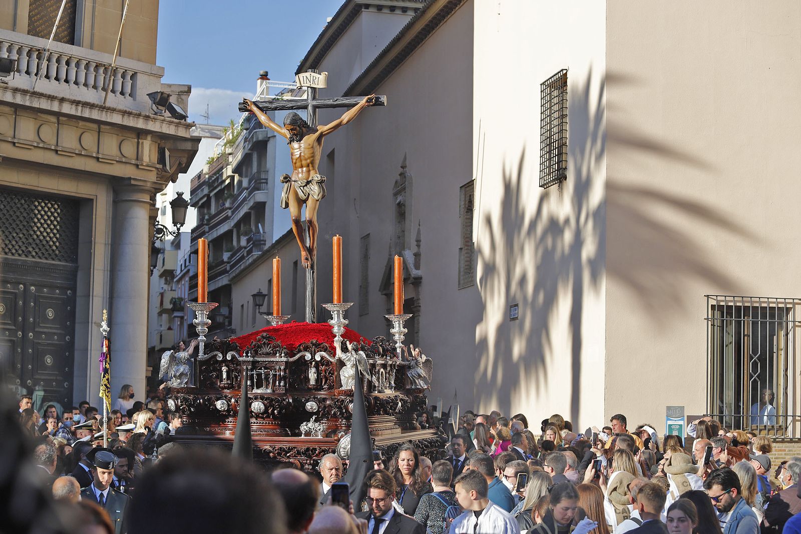 La Hermandad de la Buena Muerte procesiona por las calles de Huelva