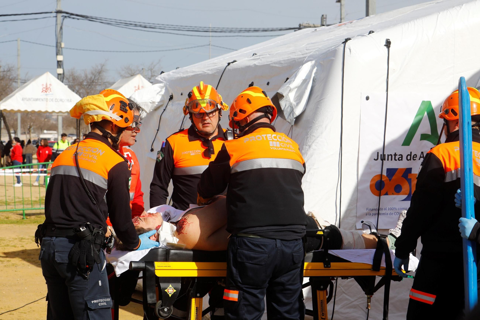 El simulacro de actuación ante una explosión en la Feria de Córdoba, en imágenes