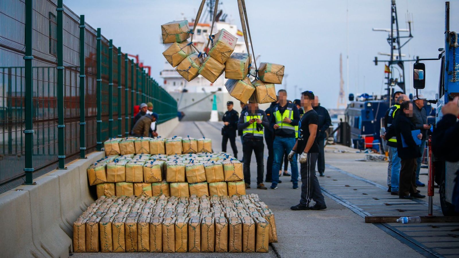Descarga de fardos desde una embarcación interceptada en alta mar con 7 toneladas de hachís.