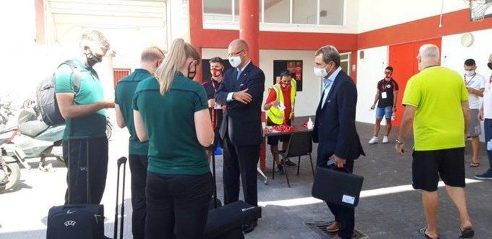 Los miembros de la UEFA reciben al equipo arbitral a su llegada al Victoria Stadium, este sábado