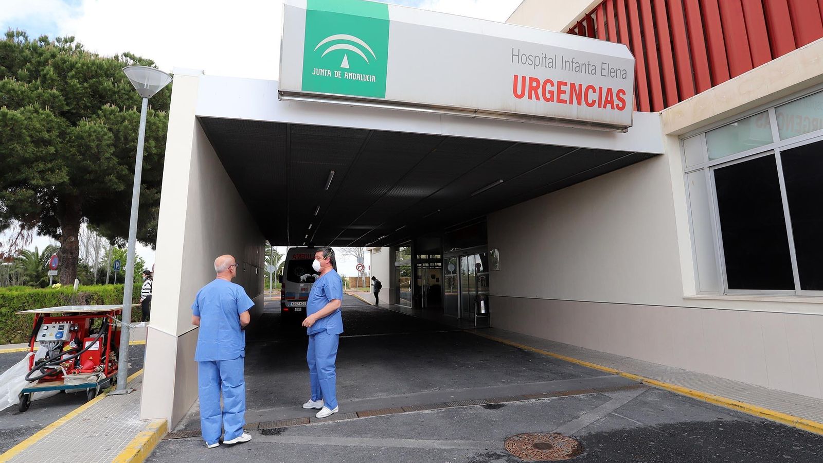 Dos sanitarios conversan en el exterior del hospital Infanta Elena. Dos sanitarios conversan en el exterior del hospital Infanta Elena.