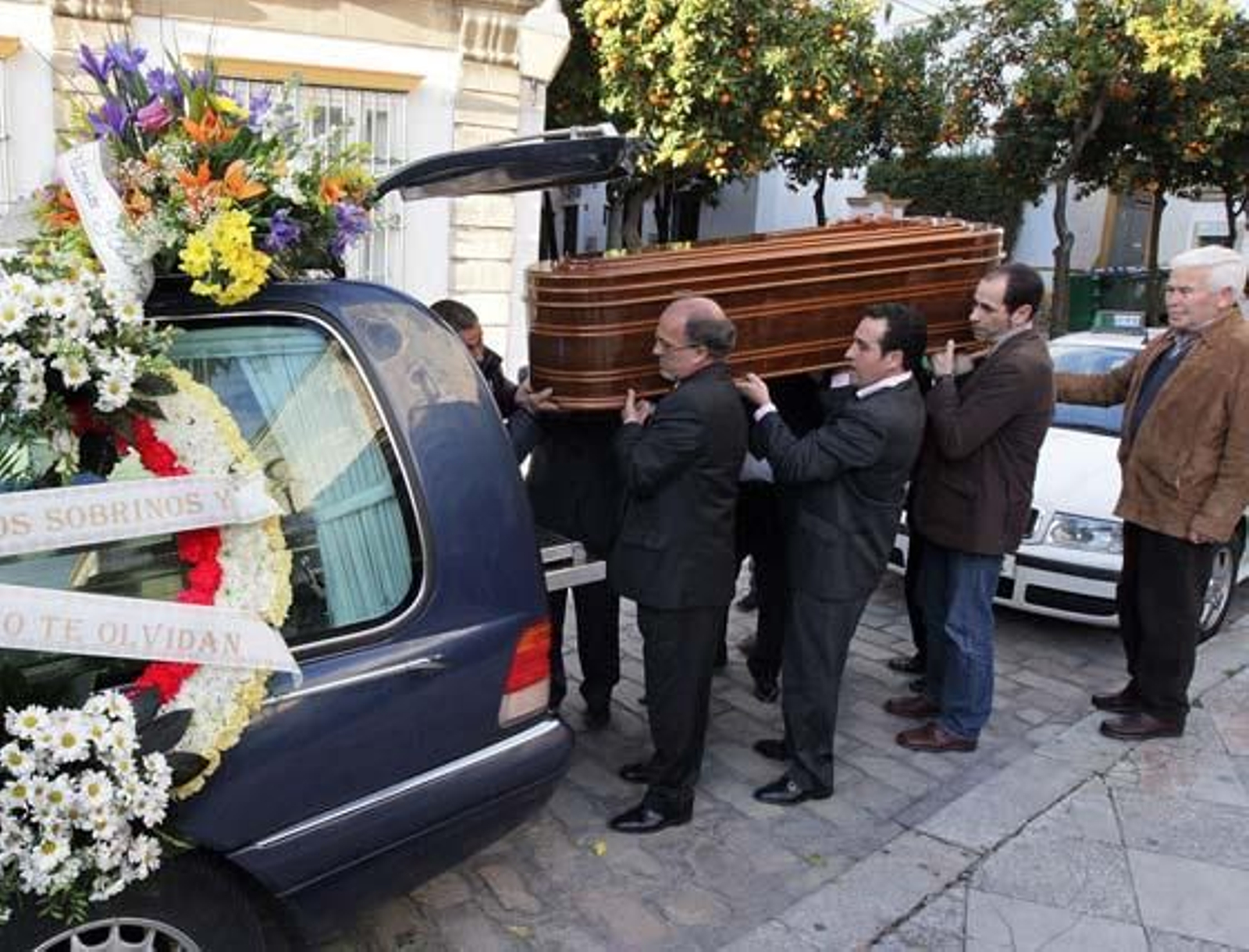 Familiares introducen el féretro en el coche fúnebre. 

Foto: Miguel Angel Gonzalez
