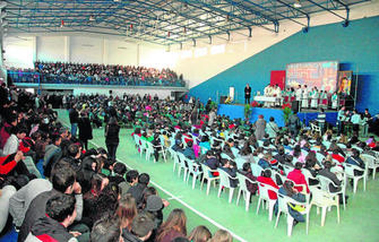 Un momento de la eucaristía celebrada ayer en el polideportivo de Salesianos.