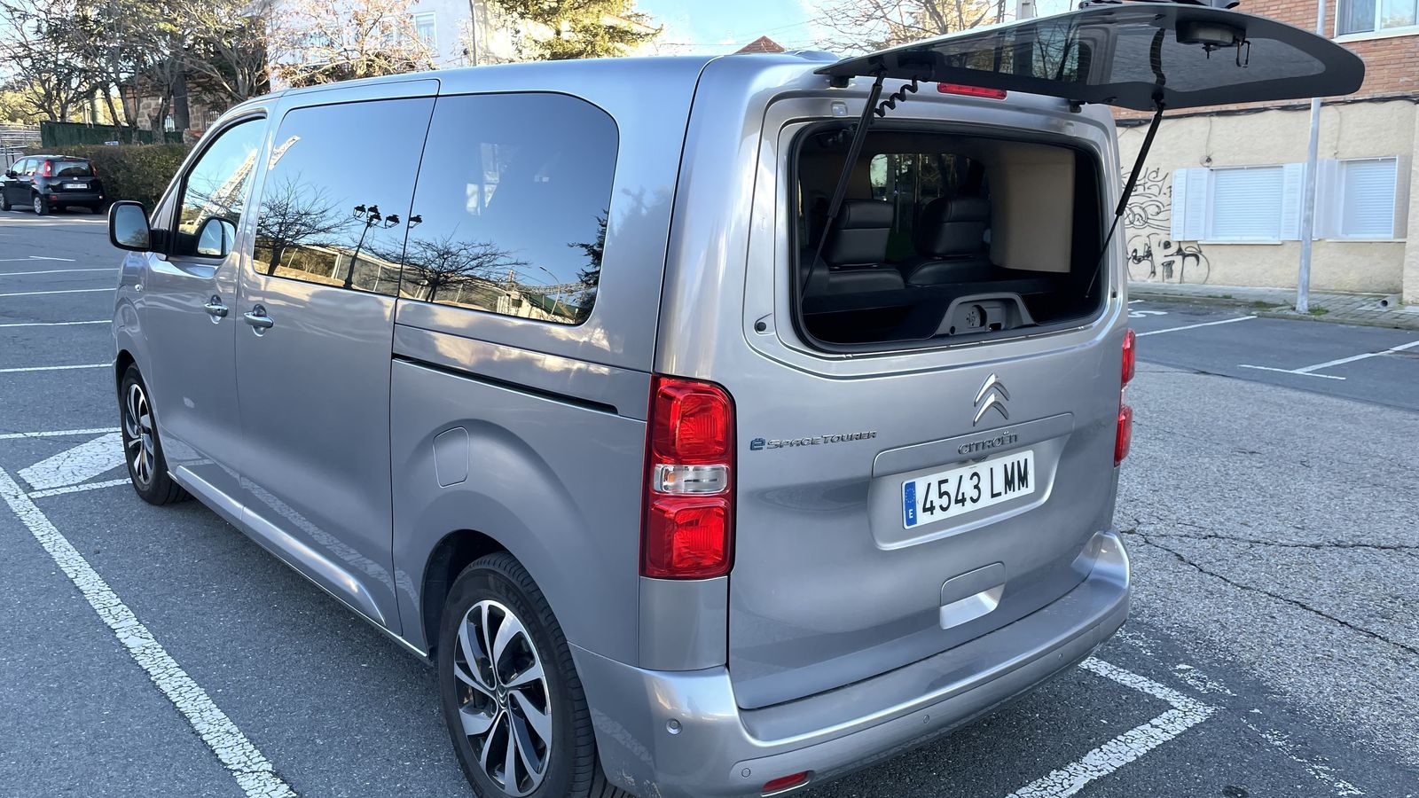 El maletero, con las siete plazas instaladas, no es muy grande. Ahora bien, la accesibilidad a través del portón con un plano bajo de carga o de la zona de cristal articulada es muy cómoda.