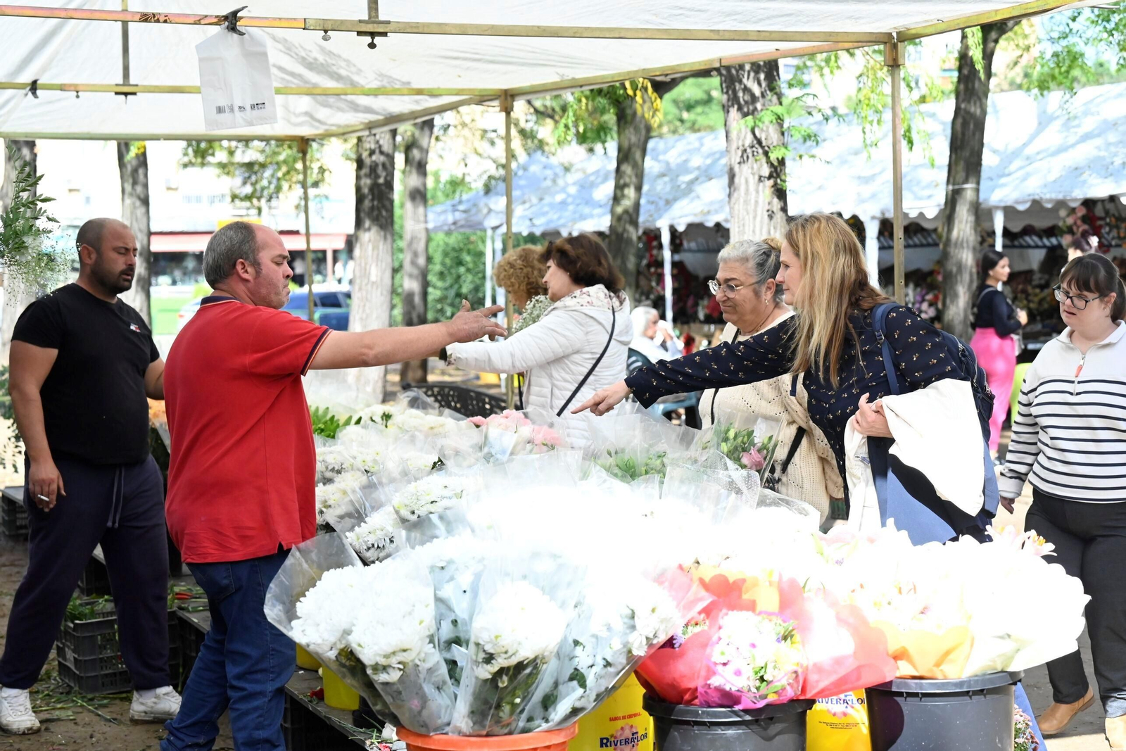 Las imágenes del día de Todos los Santos en los cementerios de Córdoba