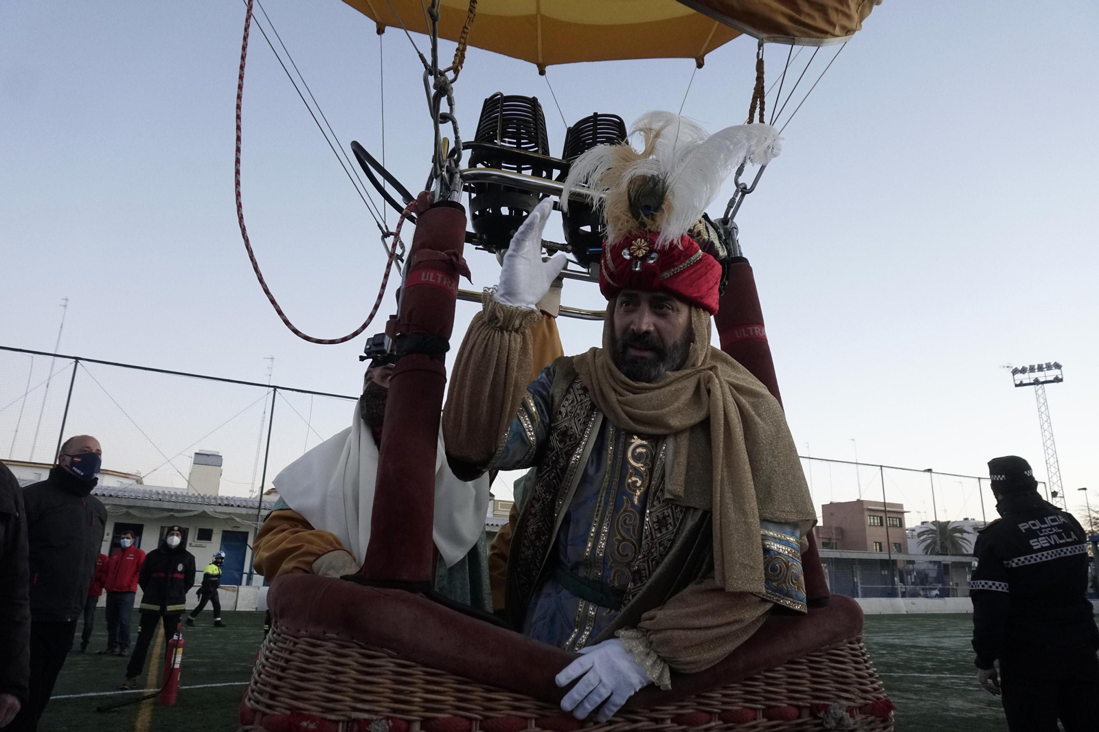Fotos del heraldo de los Reyes Magos surcando los cielos de Sevilla