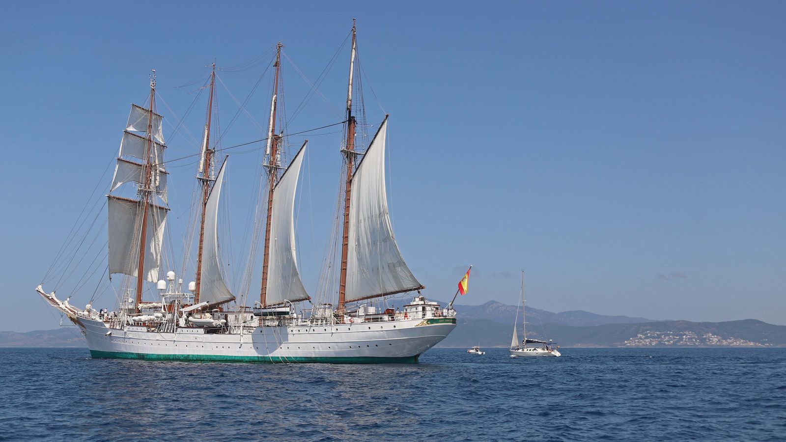 Fotos del 'Juan Sebastián Elcano' navegando por el Estrecho