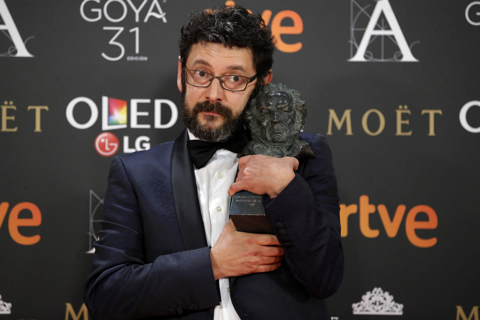 Manolo Solo posa con su Goya.