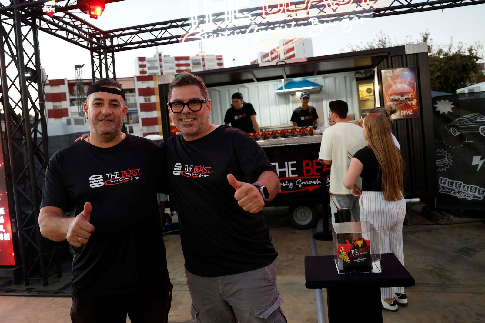 Rafael Aguilar y Alejandro Pedrosa, dueños de The Beast Burger.