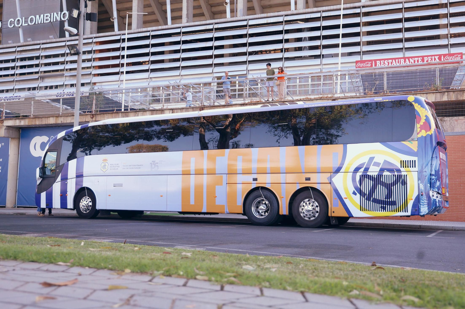 Imágenes del nuevo autobús oficial del Recreativo de Huelva