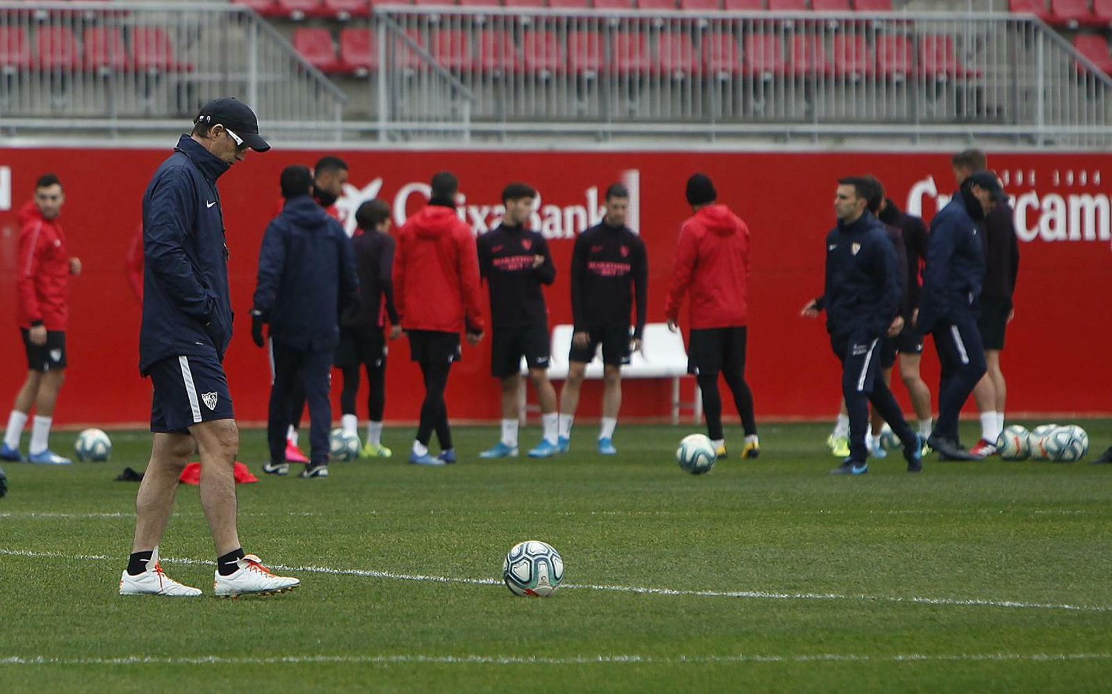 Julen Lopetegui, pensativo en el entrenamiento de ayer en el estadio Jesús Navas.