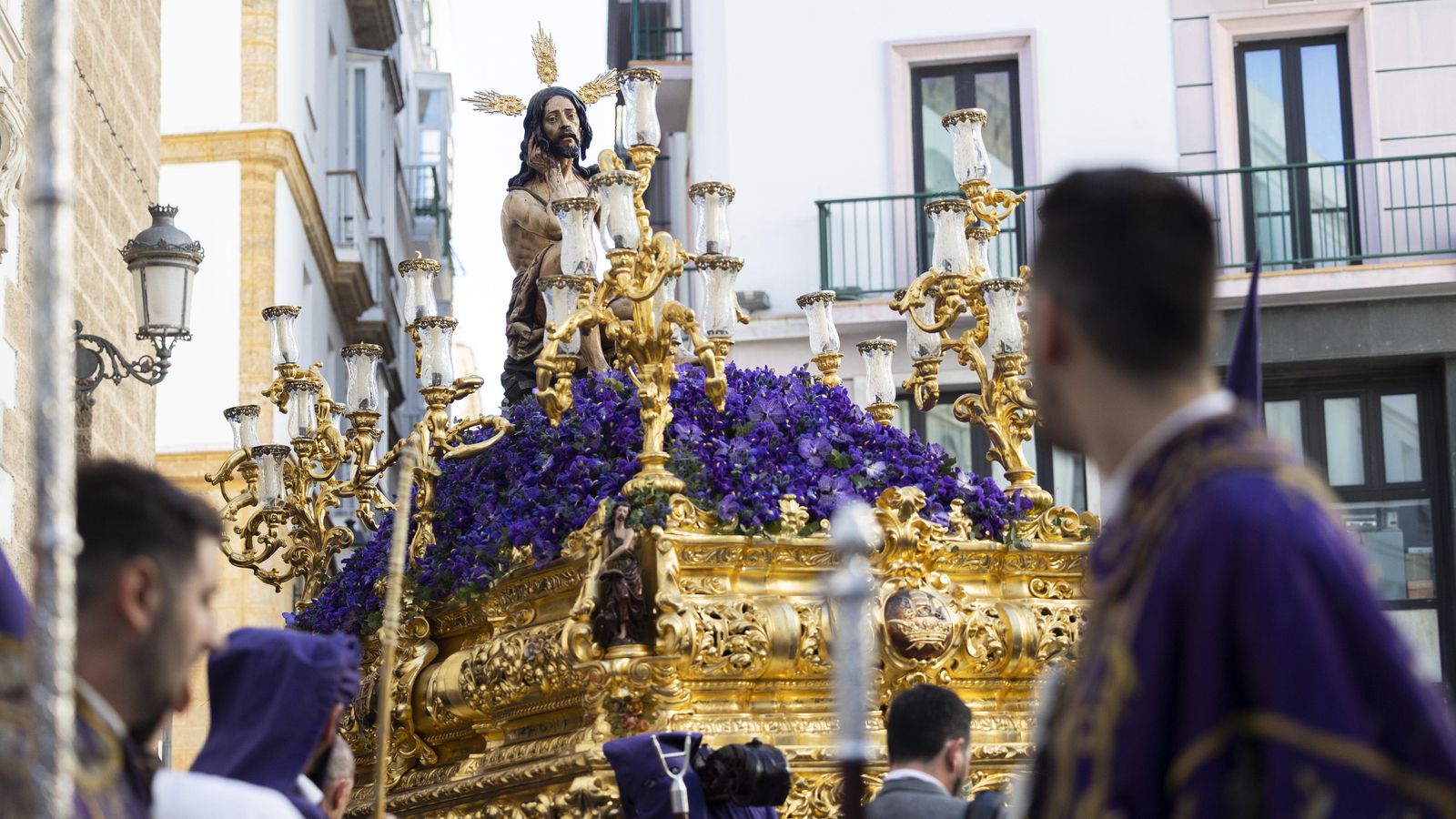 Las imágenes de la salida de Humildad y paciencia  en el Domingo de Ramos de Cádiz de la Semana Santa 2023
