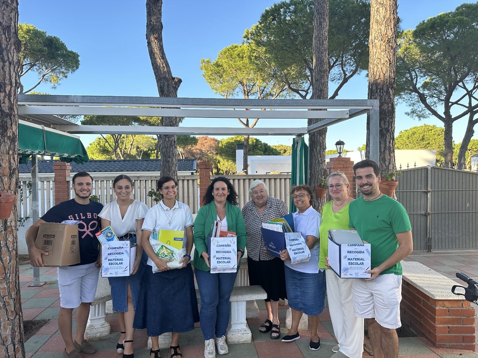 El PP entrega el material escolar a las representantes del PP