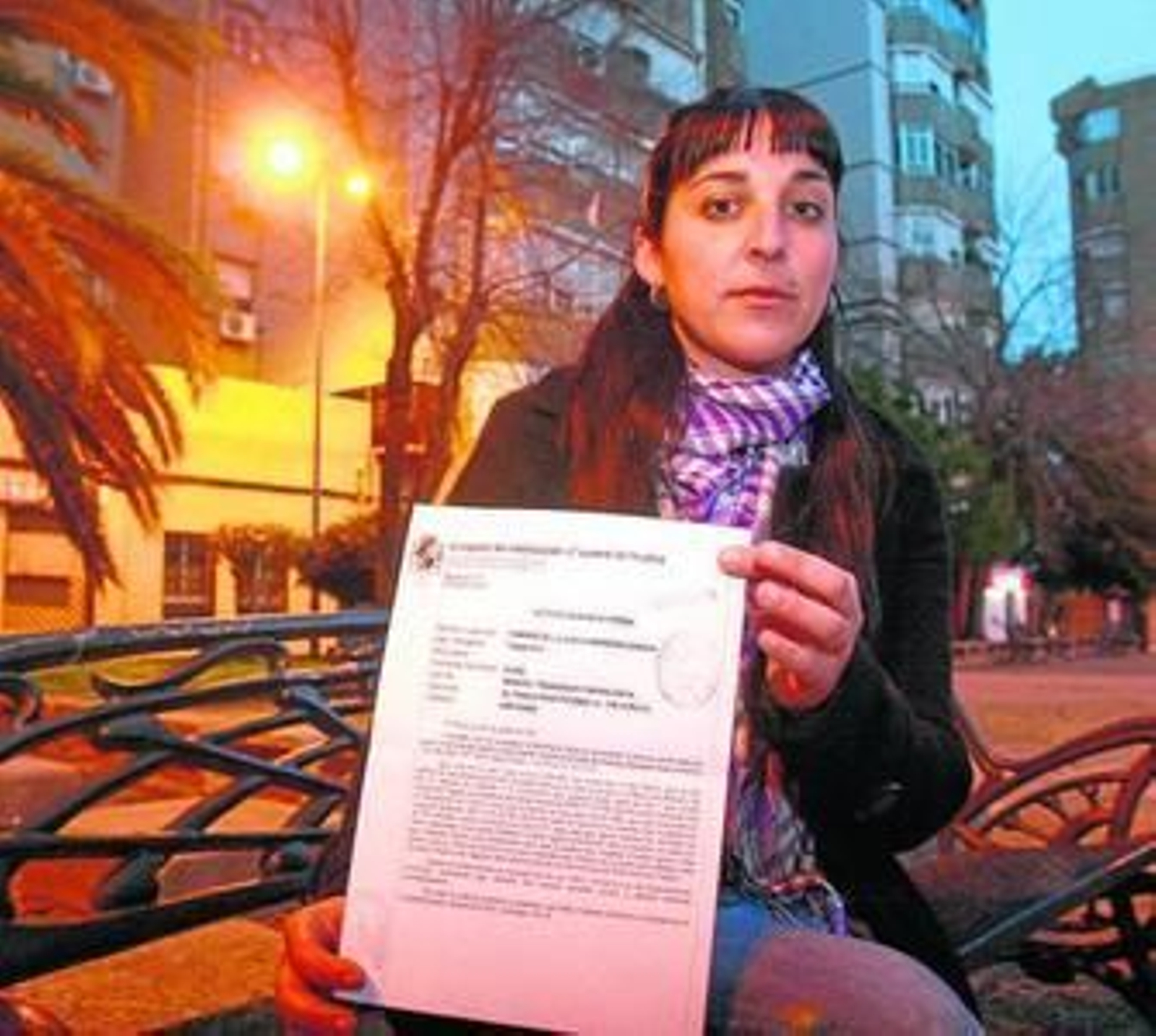 Tamara de la Cinta Hermosín, mostrando la denuncia.