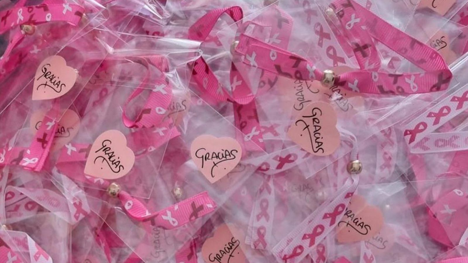 Lacitos solidarios de la cena benéfica en La Manuela, en Chipiona. Lacitos solidarios de la cena benéfica en La Manuela, en Chipiona.